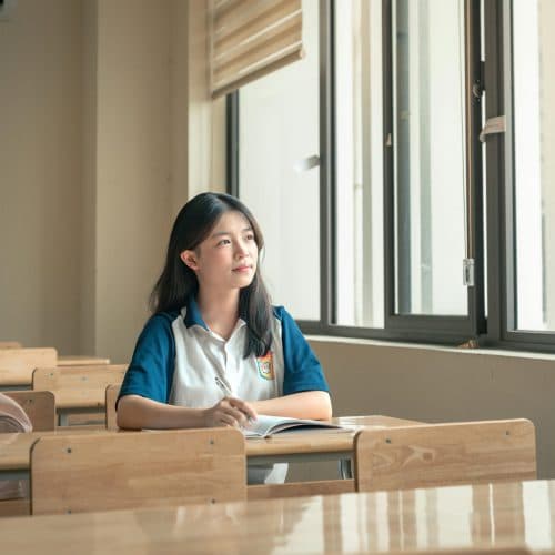 Estudiante de inglés en un aula