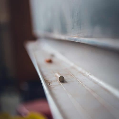 Pizarra y tiza en un aula