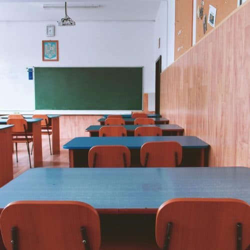 Aula con pupitres y pizarra