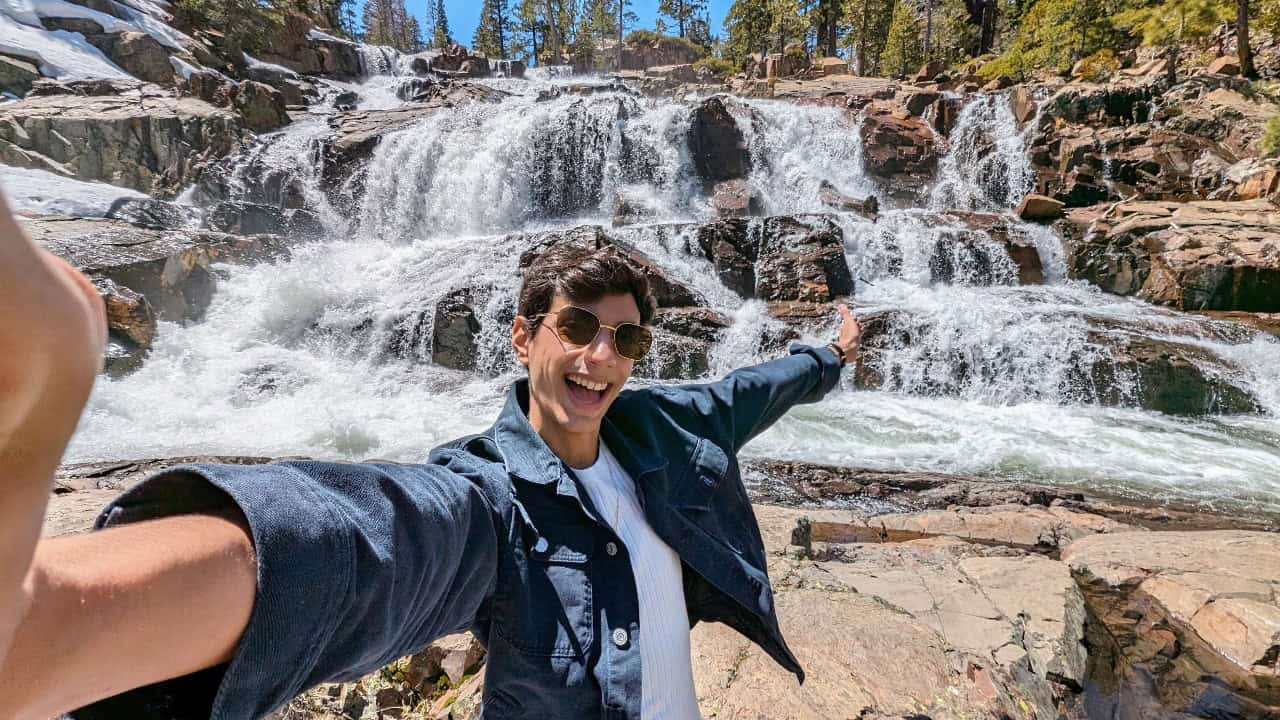Participante de Work and Travel con una cascada al fondo