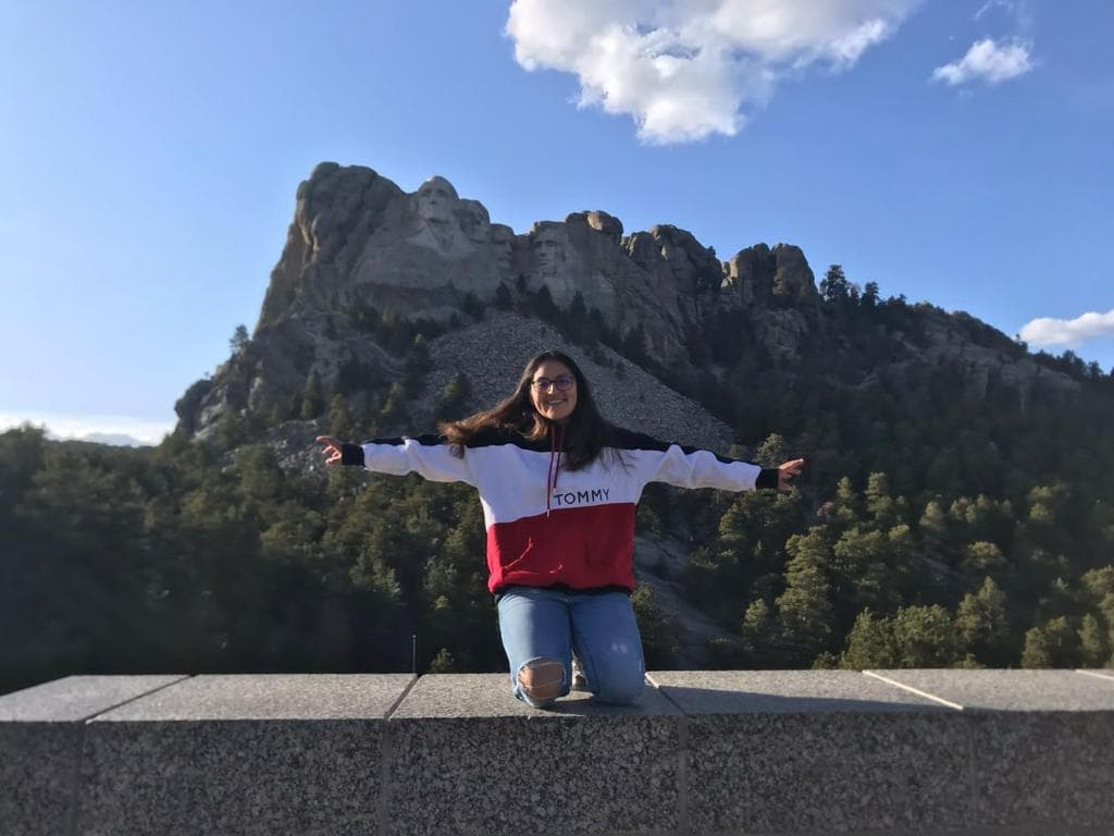 Participante de Work and Travel disfrutando un destino natural